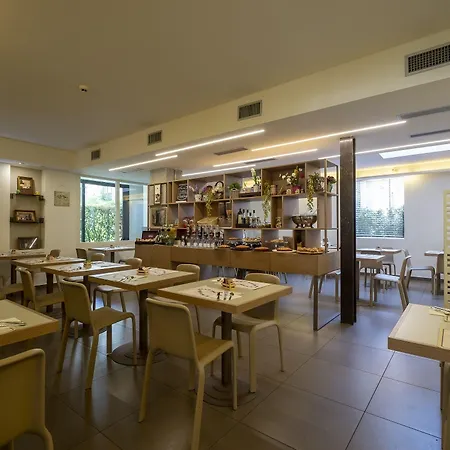 拉尔拉别墅酒店 3* 里米尼